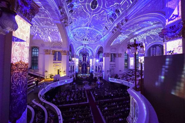 CNTV MICHEL- Innenansicht der Kirche LIcht Light Show Hamburg 02.07.2026 Die Hauptkirche St.Michaelis,dem Hamburger Michel erstrahlt fuer mehrere Monate in neuem Licht LUMINISCENCE Licht Show das einmalige 360Â° Illuminationserlebnis macht die Architektur des Michel hor und sichtbar und der Raumklang setzt die barocke Architektur bestens in Szene.Hauptkirche St. Michaelis Michel ist ein evangelischer Sakralbau in der Neustadt von Hamburg Hamburg Deutschland