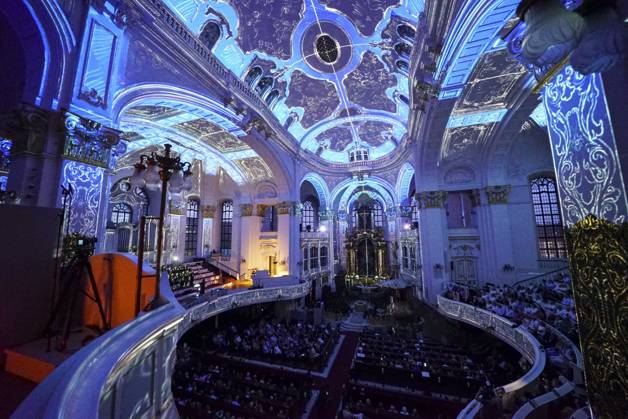 CNTV MICHEL- Innenansicht der Kirche LIcht Light Show Hamburg 02.07.2026 Die Hauptkirche St.Michaelis,dem Hamburger Michel erstrahlt fuer mehrere Monate in neuem Licht LUMINISCENCE Licht Show das einmalige 360Â° Illuminationserlebnis macht die Architektur des Michel hor und sichtbar und der Raumklang setzt die barocke Architektur bestens in Szene.Hauptkirche St. Michaelis Michel ist ein evangelischer Sakralbau in der Neustadt von Hamburg Hamburg Deutschland