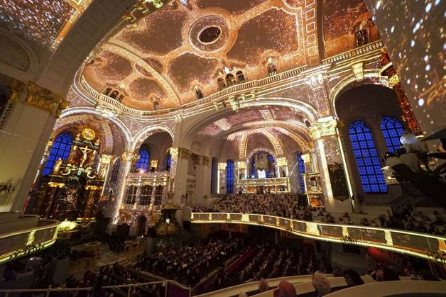 CNTV MICHEL- Innenansicht der Kirche LIcht Light Show Hamburg 02.07.2026 Die Hauptkirche St.Michaelis,dem Hamburger Michel erstrahlt fuer mehrere Monate in neuem Licht LUMINISCENCE Licht Show das einmalige 360Â° Illuminationserlebnis macht die Architektur des Michel hor und sichtbar und der Raumklang setzt die barocke Architektur bestens in Szene.Hauptkirche St. Michaelis Michel ist ein evangelischer Sakralbau in der Neustadt von Hamburg Hamburg Deutschland