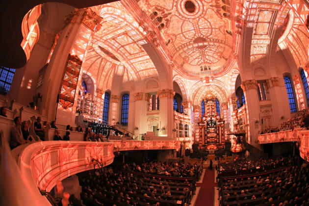 Luminiscence - die immersive Sound- und Lichtshow feiert Premiere in der Hauptkirche St. Michaelis am 2.7.2026, die barocke Architektur im Michel wird in der Nacht durch Licht und Musik in einen atemberaubenden Raum verwandelt, Ben Becker ist der Erzähler, der die Zuschauer mitnimmt auf eine Reise durch die wechselvolle Geschichte des Michels. Die Show soll viermal in der Woche bis September zu sehen sein