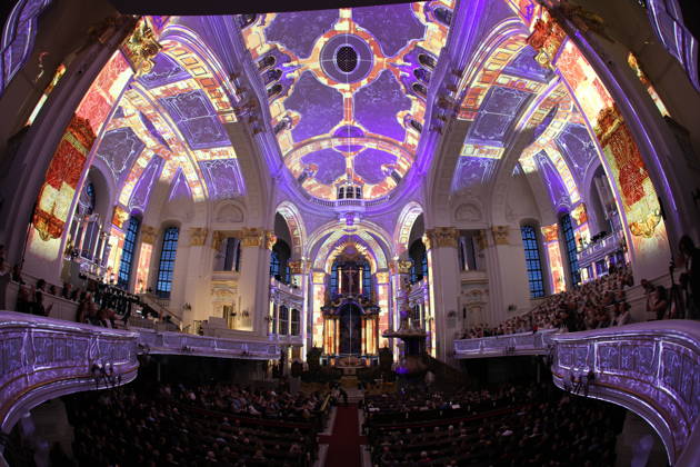 Luminiscence - die immersive Sound- und Lichtshow feiert Premiere in der Hauptkirche St. Michaelis am 2.7.2026, die barocke Architektur im Michel wird in der Nacht durch Licht und Musik in einen atemberaubenden Raum verwandelt, Ben Becker ist der Erzähler, der die Zuschauer mitnimmt auf eine Reise durch die wechselvolle Geschichte des Michels. Die Show soll viermal in der Woche bis September zu sehen sein