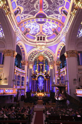 Luminiscence - die immersive Sound- und Lichtshow feiert Premiere in der Hauptkirche St. Michaelis am 2.7.2026, die barocke Architektur im Michel wird in der Nacht durch Licht und Musik in einen atemberaubenden Raum verwandelt, Ben Becker ist der Erzähler, der die Zuschauer mitnimmt auf eine Reise durch die wechselvolle Geschichte des Michels. Die Show soll viermal in der Woche bis September zu sehen sein