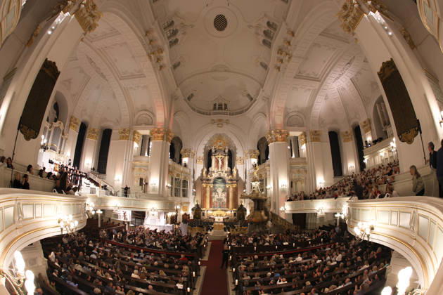 Die Kirche bei normaler Lichtstimmung, Luminiscence - die immersive Sound- und Lichtshow feiert Premiere in der Hauptkirche St. Michaelis am 2.7.2026, die barocke Architektur im Michel wird in der Nacht durch Licht und Musik in einen atemberaubenden Raum verwandelt, Ben Becker ist der Erzähler, der die Zuschauer mitnimmt auf eine Reise durch die wechselvolle Geschichte des Michels. Die Show soll viermal in der Woche bis September zu sehen sein