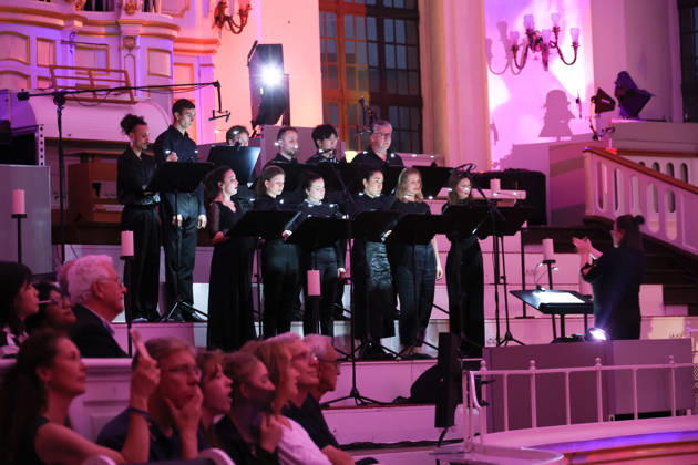 Der Chor singt live, Luminiscence - die immersive Sound- und Lichtshow feiert Premiere in der Hauptkirche St. Michaelis am 2.7.2026, die barocke Architektur im Michel wird in der Nacht durch Licht und Musik in einen atemberaubenden Raum verwandelt, Ben Becker ist der Erzähler, der die Zuschauer mitnimmt auf eine Reise durch die wechselvolle Geschichte des Michels. Die Show soll viermal in der Woche bis September zu sehen sein