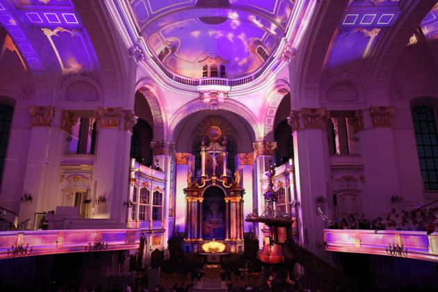 Luminiscence - die immersive Sound- und Lichtshow feiert Premiere in der Hauptkirche St. Michaelis am 2.7.2026, die barocke Architektur im Michel wird in der Nacht durch Licht und Musik in einen atemberaubenden Raum verwandelt, Ben Becker ist der Erzähler, der die Zuschauer mitnimmt auf eine Reise durch die wechselvolle Geschichte des Michels. Die Show soll viermal in der Woche bis September zu sehen sein