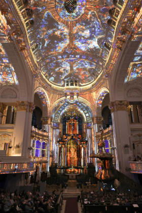 Luminiscence - die immersive Sound- und Lichtshow feiert Premiere in der Hauptkirche St. Michaelis am 2.7.2026, die barocke Architektur im Michel wird in der Nacht durch Licht und Musik in einen atemberaubenden Raum verwandelt, Ben Becker ist der Erzähler, der die Zuschauer mitnimmt auf eine Reise durch die wechselvolle Geschichte des Michels. Die Show soll viermal in der Woche bis September zu sehen sein