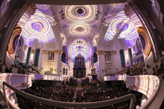Luminiscence - die immersive Sound- und Lichtshow feiert Premiere in der Hauptkirche St. Michaelis am 2.7.2026, die barocke Architektur im Michel wird in der Nacht durch Licht und Musik in einen atemberaubenden Raum verwandelt, Ben Becker ist der Erzähler, der die Zuschauer mitnimmt auf eine Reise durch die wechselvolle Geschichte des Michels. Die Show soll viermal in der Woche bis September zu sehen sein