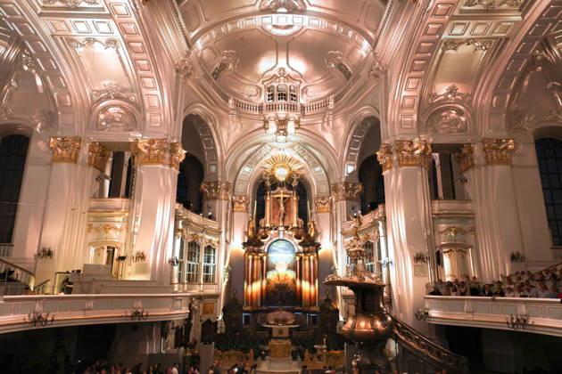 Luminiscence - die immersive Sound- und Lichtshow feiert Premiere in der Hauptkirche St. Michaelis am 2.7.2026, die barocke Architektur im Michel wird in der Nacht durch Licht und Musik in einen atemberaubenden Raum verwandelt, Ben Becker ist der Erzähler, der die Zuschauer mitnimmt auf eine Reise durch die wechselvolle Geschichte des Michels. Die Show soll viermal in der Woche bis September zu sehen sein