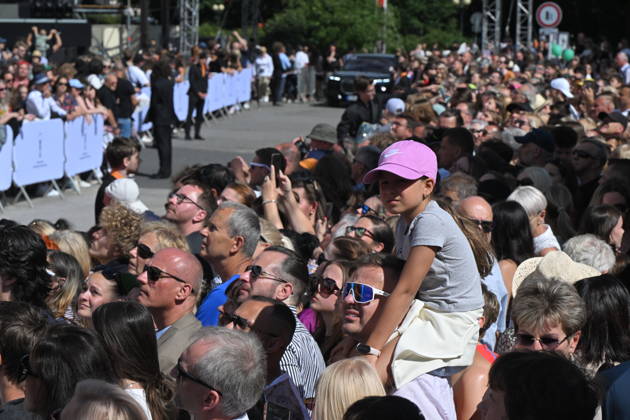 Opening of the 60th Karlovy Vary International Film Festival, on June 3, 2026, in Karlovy Vary, Czech Republic. People wait for the arrival of film personalities in front of the Thermal Hotel. (CTKxPhoto SlavomirxKubes) CTKPhotoP2026070306058  CTKPhotoP2026070306058
