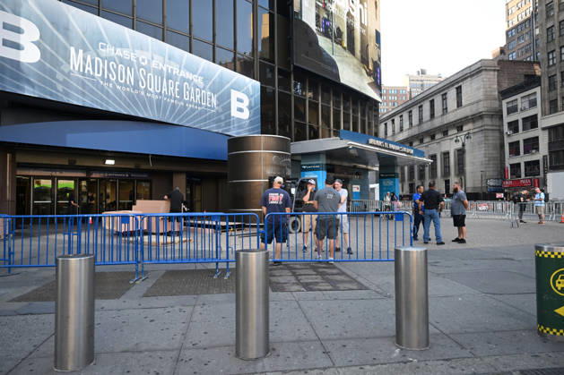 **VIDEO AVAILABLE** Crews are seen preparing for Taylor Swift and Travis Kelce s rumoured Madison Square Garden wedding. A Large truck was seen making a delivery and workers removed safety bollards from the front of the building Where: New York City, New York, United States When: 03 Jul 2026 Credit: Elder Ordonez INSTARimages EDITORIAL USE ONLY. NOT FOR USE BY NEWSPAPERS BASED IN THE UK. Copyright: xx instar55826555