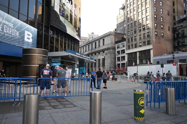 **VIDEO AVAILABLE** Crews are seen preparing for Taylor Swift and Travis Kelce s rumoured Madison Square Garden wedding. A Large truck was seen making a delivery and workers removed safety bollards from the front of the building Where: New York City, New York, United States When: 03 Jul 2026 Credit: Elder Ordonez INSTARimages EDITORIAL USE ONLY. NOT FOR USE BY NEWSPAPERS BASED IN THE UK. Copyright: xx instar55826557