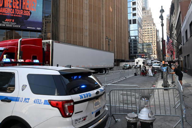 **VIDEO AVAILABLE** Crews are seen preparing for Taylor Swift and Travis Kelce s rumoured Madison Square Garden wedding. A Large truck was seen making a delivery and workers removed safety bollards from the front of the building Where: New York City, New York, United States When: 03 Jul 2026 Credit: Elder Ordonez INSTARimages EDITORIAL USE ONLY. NOT FOR USE BY NEWSPAPERS BASED IN THE UK. Copyright: xx instar55826560