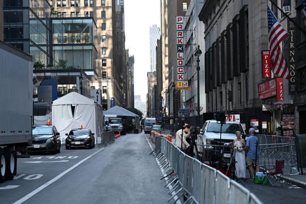 **VIDEO AVAILABLE** Crews are seen preparing for Taylor Swift and Travis Kelce s rumoured Madison Square Garden wedding. A Large truck was seen making a delivery and workers removed safety bollards from the front of the building Where: New York City, New York, United States When: 03 Jul 2026 Credit: Elder Ordonez INSTARimages EDITORIAL USE ONLY. NOT FOR USE BY NEWSPAPERS BASED IN THE UK. Copyright: xx instar55826565