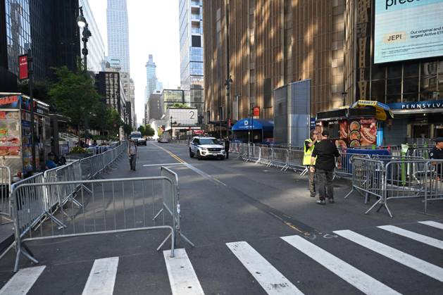 **VIDEO AVAILABLE** Crews are seen preparing for Taylor Swift and Travis Kelce s rumoured Madison Square Garden wedding. A Large truck was seen making a delivery and workers removed safety bollards from the front of the building Where: New York City, New York, United States When: 03 Jul 2026 Credit: Elder Ordonez INSTARimages EDITORIAL USE ONLY. NOT FOR USE BY NEWSPAPERS BASED IN THE UK. Copyright: xx instar55826553