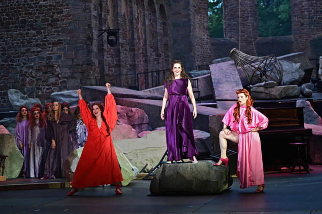 Bad Hersfelder Festspiele - Lysistrata . Schauspielerin Kristin Steffen , Gioia Osthoff und Varia Linnea Sjöström während der Fotoprobe zur Inszenierung Lysistrata im Rahmen der Bad Hersfelder Festspiele am 02.07.2026 in der Stiftsruine Bad Hersfeld. 20260702MWI132420