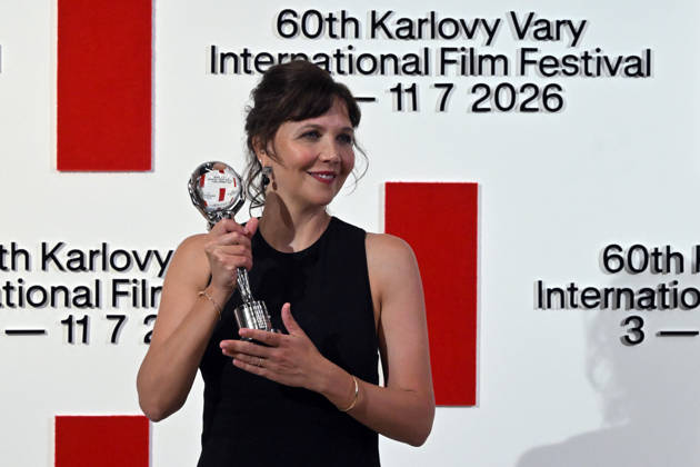 American director, screenwriter, and actress Maggie Gyllenhaal accepts the Festival President s Award at the opening of the 60th Karlovy Vary International Film Festival, on July 3, 2026. (CTKxPhoto SlavomirxKubes) CTKPhotoP2026070308136  CTKPhotoP2026070308136