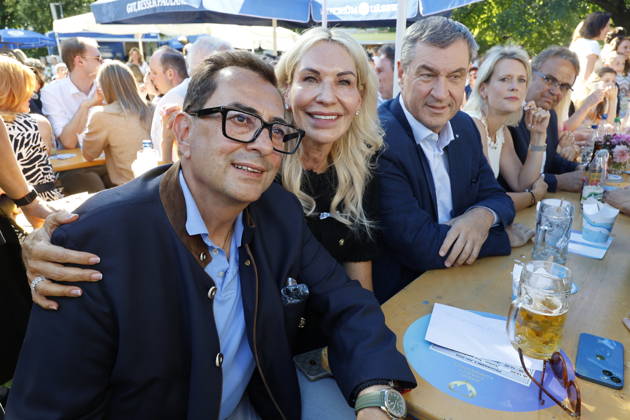 Saskia Greipl Charity Sommerfest 2026 Stavros Kostantinidis, Saskia Greipl-Kostantinidis und Markus Söder beim Greipl Charity Sommerfest zugunsten von LichtBlick Seniorenhilfe e.V. im Prof. Erich Greipl Stadion. Ismaning, 03.07.2026 Ismanin b.München Stadion Ismaning Bayern D Copyright: xAgenturxMatthiasxWehnertx xReinhardxZichyx