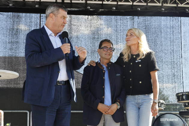 Saskia Greipl Charity Sommerfest 2026 Markus Söder, Stavros Kostantinidis und Saskia Greipl-Kostantinidis beim Greipl Charity Sommerfest zugunsten von LichtBlick Seniorenhilfe e.V. im Prof. Erich Greipl Stadion. Ismaning, 03.07.2026 Ismanin b.München Stadion Ismaning Bayern D Copyright: xAgenturxMatthiasxWehnertx xReinhardxZichyx