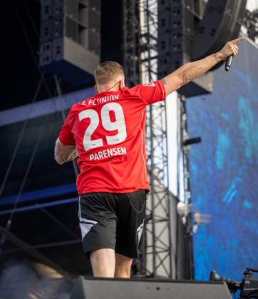 Fußballkultur, Saison 2026 2027, Das Konzert, Rapper Finch im Stadion An der Alten Försterei, Finchis Heimspiel, im Bild: Finch im Trikot des Ex-Unioners Michael Parensen, 03.07. 2026, Copyright: xMatthiasxKochx