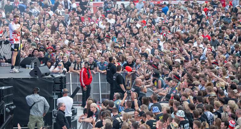 Fußballkultur, Saison 2026 2027, Das Konzert, Rapper Finch im Stadion An der Alten Försterei, Finchis Heimspiel, im Bild: Finch (l.) und Fans, 03.07. 2026, Copyright: xMatthiasxKochx