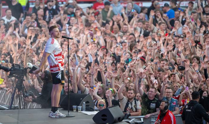 Fußballkultur, Saison 2026 2027, Das Konzert, Rapper Finch im Stadion An der Alten Försterei, Finchis Heimspiel, im Bild: Fans und Finch, 03.07. 2026, Copyright: xMatthiasxKochx