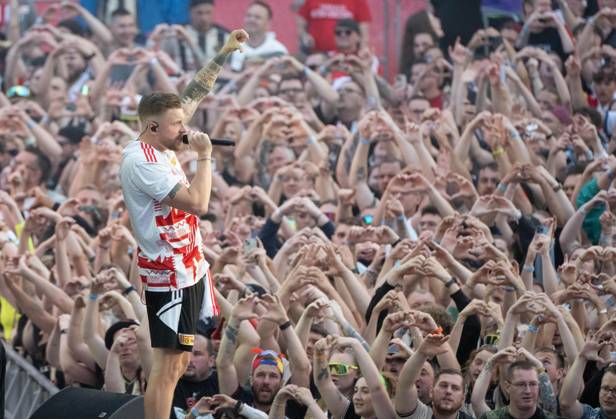 Fußballkultur, Saison 2026 2027, Das Konzert, Rapper Finch im Stadion An der Alten Försterei, Finchis Heimspiel, im Bild: Fans und Finch, 03.07. 2026, Copyright: xMatthiasxKochx