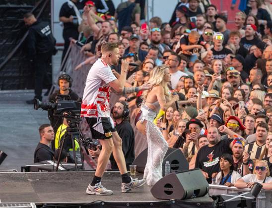 Fußballkultur, Saison 2026 2027, Das Konzert, Rapper Finch im Stadion An der Alten Försterei, Finchis Heimspiel, im Bild: Finch und Mia Julia, 03.07. 2026, Copyright: xMatthiasxKochx