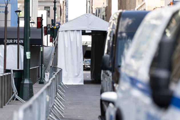 July 3, 2026, Bronx, New York, USA: Celebrity guests arrive at Taylor Swift and Travis Kelce s wedding event at Madison Square Garden in New York, NY on July 3, 2026 with tight security around and blocked streets with metal barricades, Heavy presence of hundreds of police officers, some with military style weapons. All guests arrive on foot or in black cars and checked by security before entering venue. Guests who were invited have and display special QR code for check. Bronx USA - ZUMAr339 20260703_znp_r339_019 Copyright: xLevxRadinx