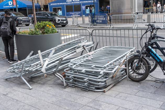 July 3, 2026, Bronx, New York, USA: Celebrity guests arrive at Taylor Swift and Travis Kelce s wedding event at Madison Square Garden in New York, NY on July 3, 2026 with tight security around and blocked streets with metal barricades, Heavy presence of hundreds of police officers, some with military style weapons. All guests arrive on foot or in black cars and checked by security before entering venue. Guests who were invited have and display special QR code for check. Bronx USA - ZUMAr339 20260703_znp_r339_039 Copyright: xLevxRadinx