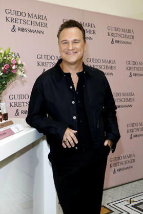 Guido Maria Kretschmer beim Photocall zur Vorstellung seiner neuen Kosmetiklinie für Rossmann im Rahmen der VIP Beauty & Fashion Lounge im Hotel de Rome. Berlin, 03.07.2026