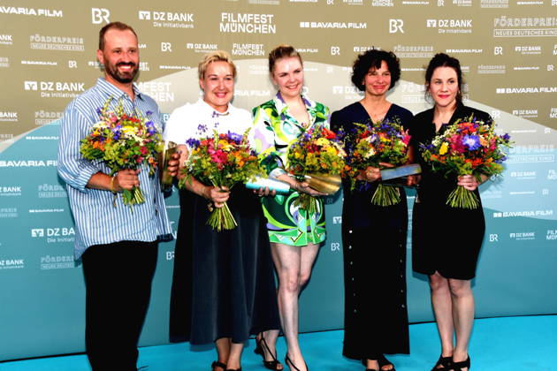 Preistraeger Christoph Otto Bester Nachwuchs Produzent Susanne Heinrich Beste Nachwuchs Autorin Ricarda Seifried Beste Nachwuchsschauspielerin Ella Cieslinski Nina Wesemann Beste Nachwuchs Regisseurinnen Muenchen 04.07.2026 Hochschule fuer Fernsehen und Film 43 Filmfest Muenchen Foerderpreis Neues Deutsches Kino Bernd-Eichinger-Platz Foto Muenchen