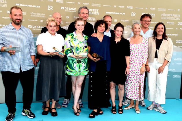 Mit Teilnehmer Christoph Groener Festivaldirektor Filmfest Muenchen Julia Weigl Kuenstlerische Leiterin Preistraeger Christoph Otto Bester Nachwuchs Produzent Susanne Heinrich Beste Nachwuchs Autorin Ricarda Seifried Beste Nachwuchsschauspielerin Ella Cieslinski Nina Wesemann Beste Nachwuchs Regisseurinnen Muenchen 04.07.2026 Hochschule fuer Fernsehen und Film 43 Filmfest Muenchen Foerderpreis Neues Deutsches Kino Bernd-Eichinger-Platz Foto Muenchen