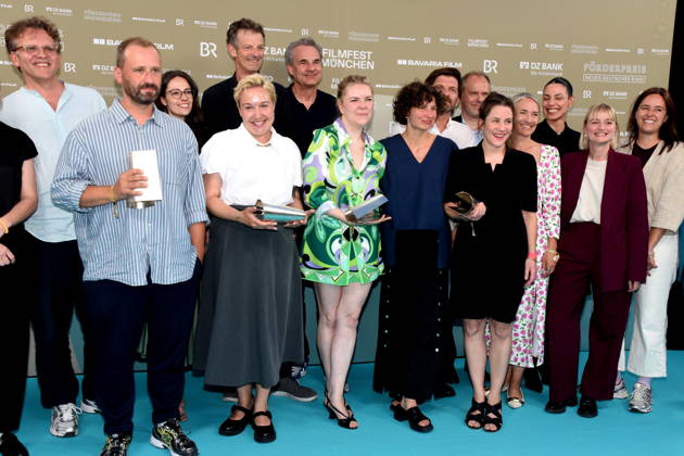 Mit Teilnehmer Christoph Groener Festivaldirektor Filmfest Muenchen Daniel Sponsel HFF Praesident Julia Weigl Kuenstlerische Leiterin Preistraeger Christoph Otto Bester Nachwuchs Produzent Susanne Heinrich Beste Nachwuchs Autorin Ricarda Seifried Beste Nachwuchsschauspielerin Ella Cieslinski Nina Wesemann Beste Nachwuchs Regisseurinnen Muenchen 04.07.2026 Hochschule fuer Fernsehen und Film 43 Filmfest Muenchen Foerderpreis Neues Deutsches Kino Bernd-Eichinger-Platz Foto Muenchen