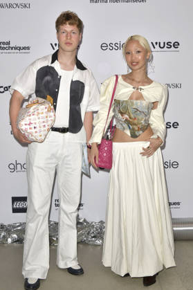 Jannis Ohlendorf mit Begleitung bei der Marina Hoermanseder Fashion Show auf der Berlin Fashion Week S S 2027 im Haus der Visionäre. Berlin, 03.07.2026