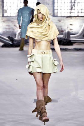 Model bei der Marina Hoermanseder Fashion Show auf der Berlin Fashion Week S S 2027 im Haus der Visionäre. Berlin, 03.07.2026