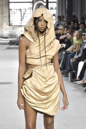 Model bei der Marina Hoermanseder Fashion Show auf der Berlin Fashion Week S S 2027 im Haus der Visionäre. Berlin, 03.07.2026