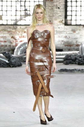 Model bei der Marina Hoermanseder Fashion Show auf der Berlin Fashion Week S S 2027 im Haus der Visionäre. Berlin, 03.07.2026
