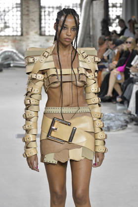 Model bei der Marina Hoermanseder Fashion Show auf der Berlin Fashion Week S S 2027 im Haus der Visionäre. Berlin, 03.07.2026