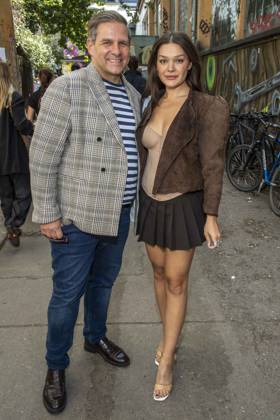 Mode, Berlin Fashion Week, Gäste der Kilian Kerner Modenschau ABB KERNER- Emily Roberts mit Kevin zu Gast bei der Kilan Kerner SPRING SUMMER 2027 auf der Fashion Week in der Skaterhalle in Berlin am 03.07.2026 Berlin Deutschland
