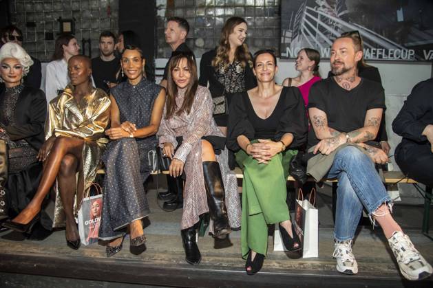 Mode, Berlin Fashion Week, Gäste der Kilian Kerner Modenschau ABB KERNER- Florence Kasumba, Annabelle Mandeng, Simone Thomalla, Ulrike Frank und Marcel Ostertag am Catwalk zu Gast bei der Kilan Kerner SPRING SUMMER 2027 auf der Fashion Week in der Skaterhalle in Berlin am 03.07.2026 Berlin Deutschland