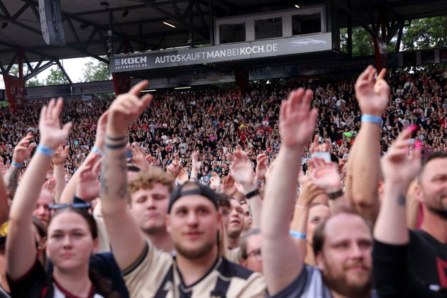 Fans bei einem Konzert von Marten Laciny alias Marteria als Support für Nils Wehowsky alias Finch im Stadion An der Alten Försterei in Berlin, 3. Juli 2026. Marteria Konzert Berlin