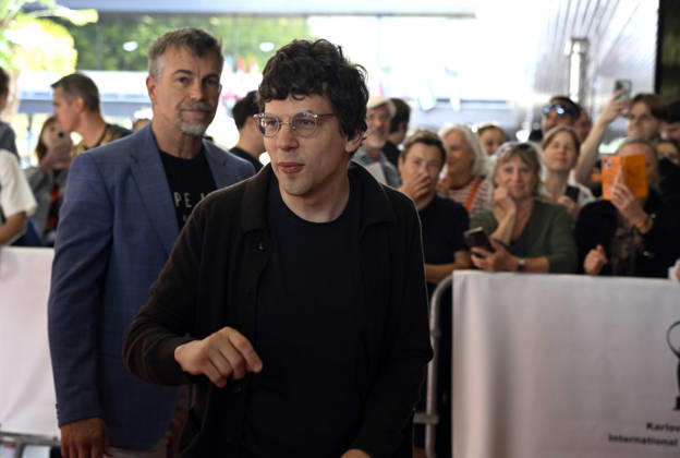 The 60th Karlovy Vary International Film Festival continued on its second day, in Karlovy Vary, Czech Republic, on July 4, 2026. American actor Jesse Eisenberg among fans. (CTKxPhoto KaterinaxSulova) CTKPhotoP2026070403240  CTKPhotoP2026070403240