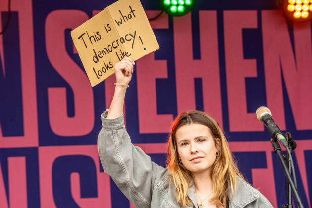 News Themen der Woche KW27 News Bilder des Tages Luisa Neubauer, Klimaaktivistin, bei der Hauptkundgebung gegen den AfD-Bundesparteitag an diesem Wochenende, Erfurt, 4. Juli 2026 Deutschland, Erfurt, 4. Juli 2026, Luisa Neubauer, Klimaaktivistin, mit Plakat: This is what democracy looks like!, auf der Bühne, vor ihrer Rede bei Hauptkundgebung gegen den AfD-Bundesparteitag auf dem Erfurter Messegelände, Kundgebung organisiert vom DGB und dem Bündnis Zusammenstehen, Zehntausende protestieren an der Messe Erfurt, wo der AfD Parteitag stattfindet, Protestbewegung, Politik, Thüringen