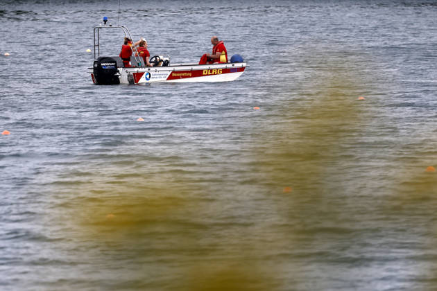 Ein Boot der DLRG fährt das Ufer ab beim Summerjam Festival 2026 am Fühlinger See. Das Summerjam Festival ist eines der größten Reggae-Festivals in Europa und existiert dieses Jahr 39 Jahre, 29 davon in Köln. (Themenbild, Symbolbild) Köln, 04.07.2026 NRW Deutschland Copyright: xChristophxHardtx