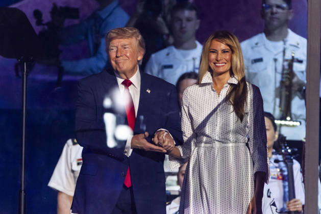 July 4, 2026, Washington, District Of Columbia, USA: US President Donald Trump and first lady Melania Trump prepare to speak during the Salute to America 250 celebration on the National Mall in Washington, DC, USA, 04 July 2026. The fireworks display that followed the president™s speech is reportedly the largest in history, with 850,000 shells launched over 40 minutes Washington USA  - ZUMAs152 20260704_faa_s152_037 Copyright: xJimxLoScalzox-xPoolxviaxCNPx