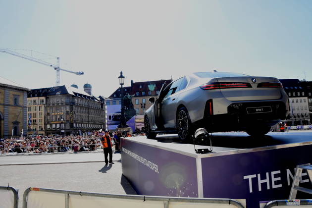 BMW AUTO Besucher Muenchen 04.07.2026 Max Joseph Platz Bayerische Staatsoper OPER FUER ALLE Die Wallkuere -Richard Wagner Foto Muenchen