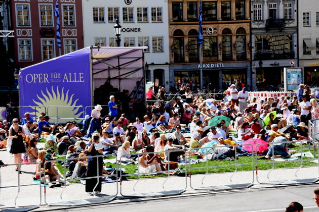 Besucher Muenchen 04.07.2026 Max Joseph Platz Bayerische Staatsoper OPER FUER ALLE Die Wallkuere -Richard Wagner Foto Muenchen