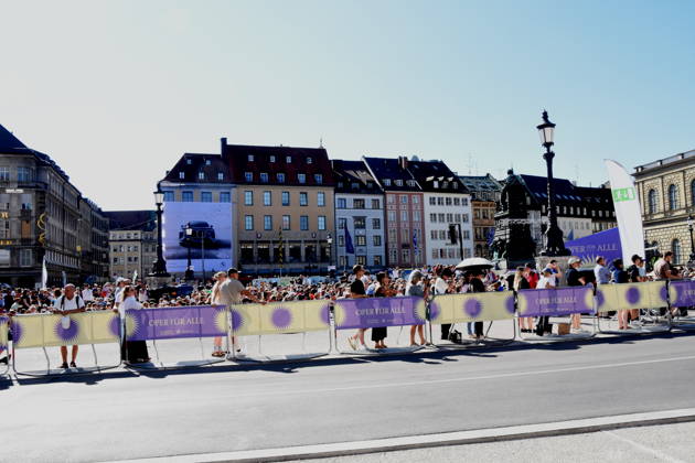 Besucher Muenchen 04.07.2026 Max Joseph Platz Bayerische Staatsoper OPER FUER ALLE Die Wallkuere -Richard Wagner Foto Muenchen