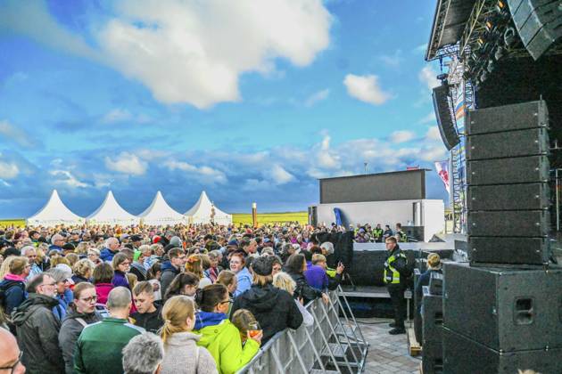 LSP BENZKO- Fans vor der Buehne von Tim Bendzko der Saenger Top-Act am 04.07.2026 auf der grossen Buehne an der Seebruecke in St. Peter-Ording im Rahmen seiner Tour Alles, nur nicht zurueck auf dem HÃÜDI-Nachhaltigkeitsfestival in St. Peter-Ording Kreis Nordfriesland Schleswig Holstein Schleswig-Holstein Frankreich