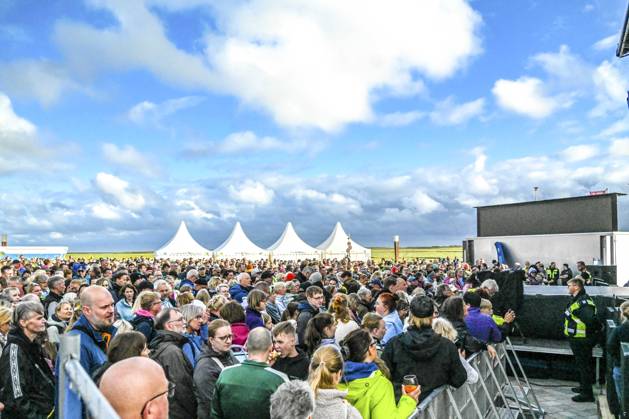 LSP BENZKO- Fans vor der Buehne von Tim Bendzko der Saenger Top-Act am 04.07.2026 auf der grossen Buehne an der Seebruecke in St. Peter-Ording im Rahmen seiner Tour Alles, nur nicht zurueck auf dem HÃÜDI-Nachhaltigkeitsfestival in St. Peter-Ording Kreis Nordfriesland Schleswig Holstein Schleswig-Holstein Frankreich